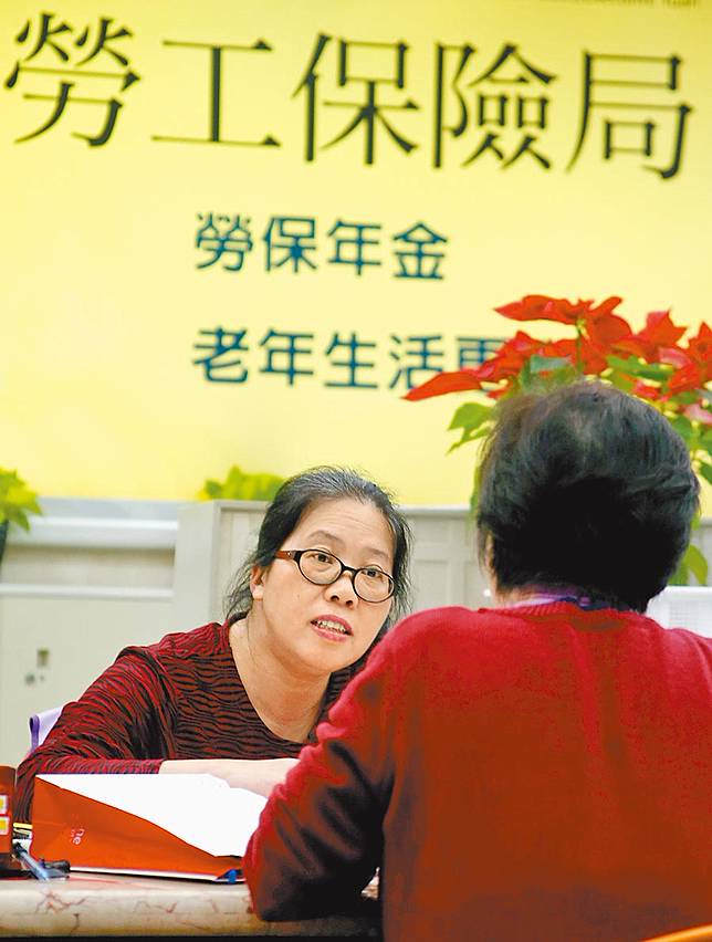 勞保法定請領年齡 明年增為62歲
