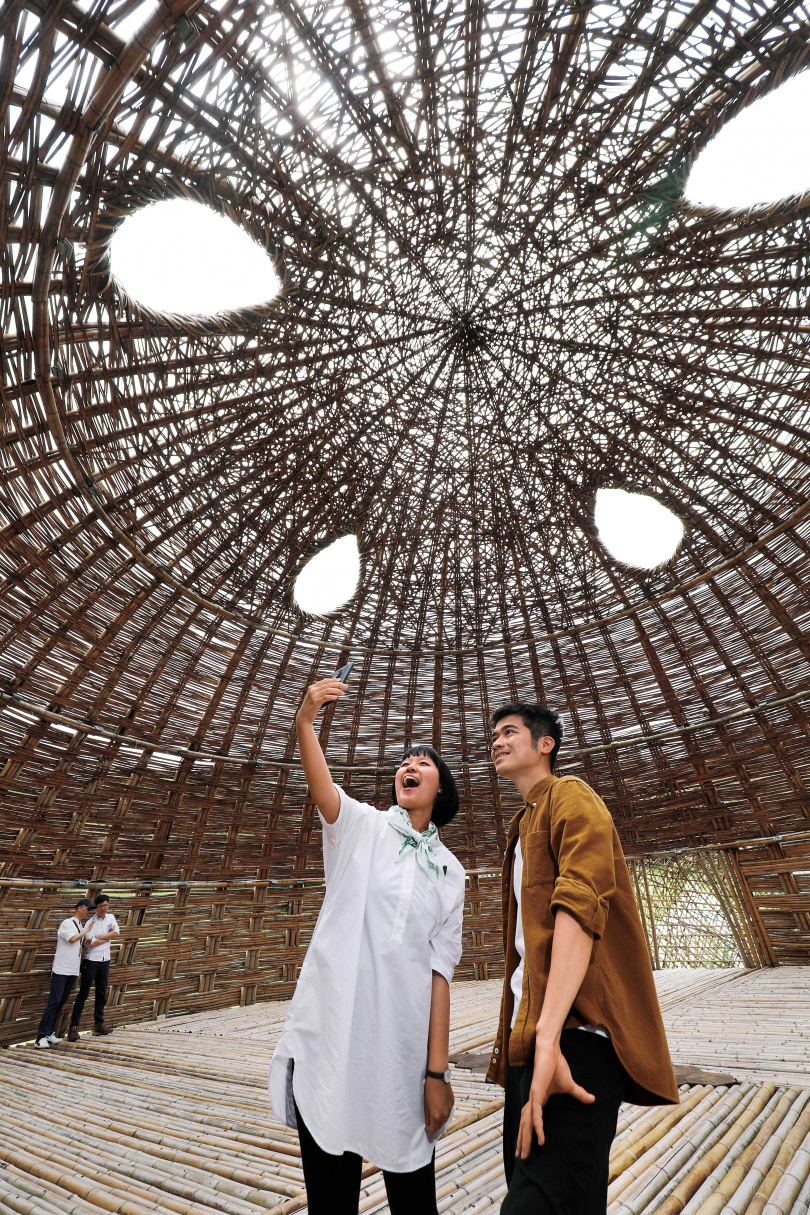 站在《情天幕》的中心說話，會聽見只有自己才聽得到的回音。（圖／于魯光攝）