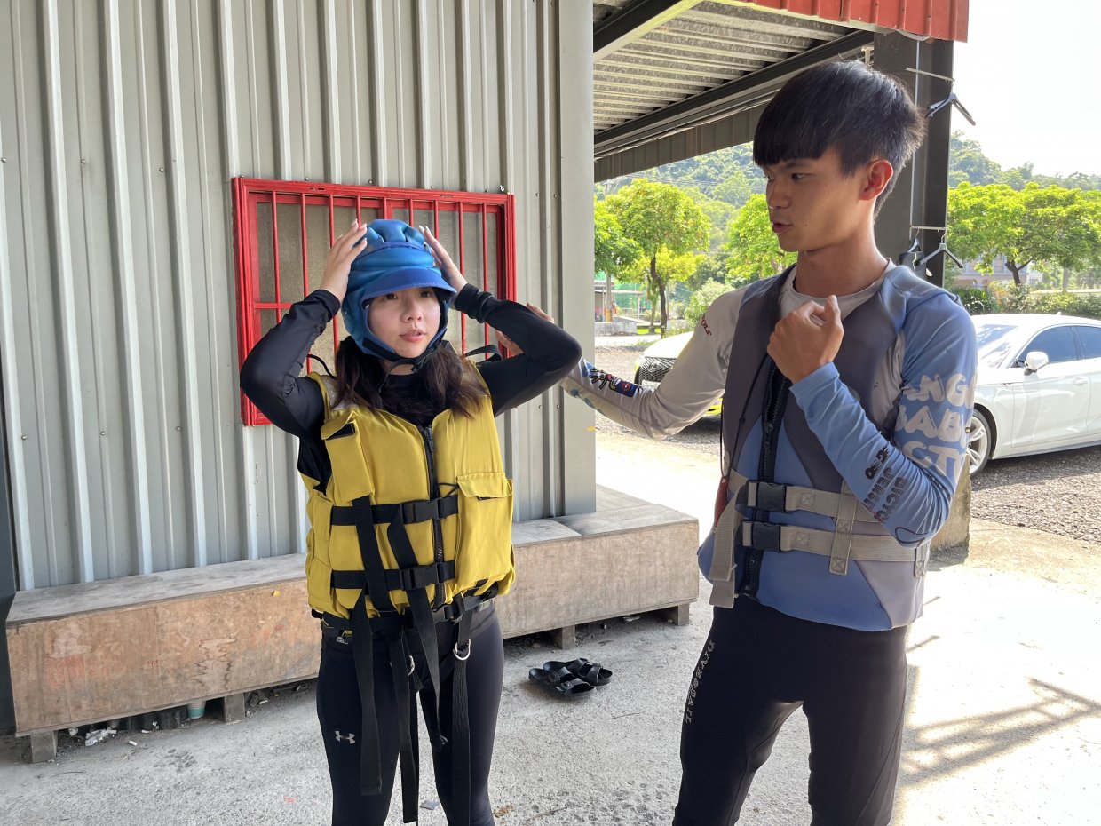 示範救生衣穿戴