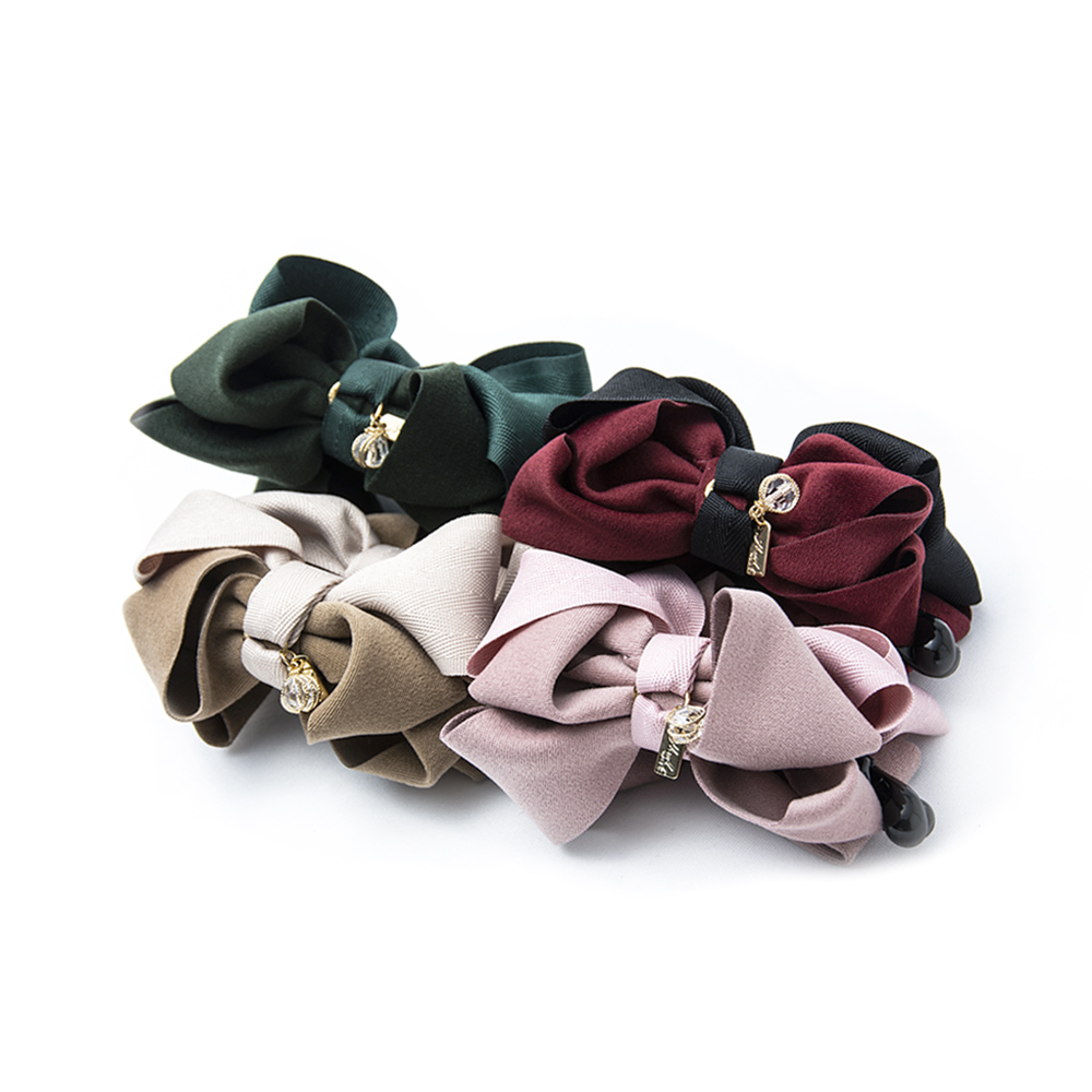 花田囍飾捨得用最好的原物料來提升香蕉夾的彈性，耐用、不易斷、不分髮量的獨特，彈性極佳，可以輕鬆綁包包頭、法式包頭、馬尾、公主頭，如果妳的髮量偏少也不必擔心太鬆的問題，夾起馬尾一整天也不易鬆落唷，輕鬆取