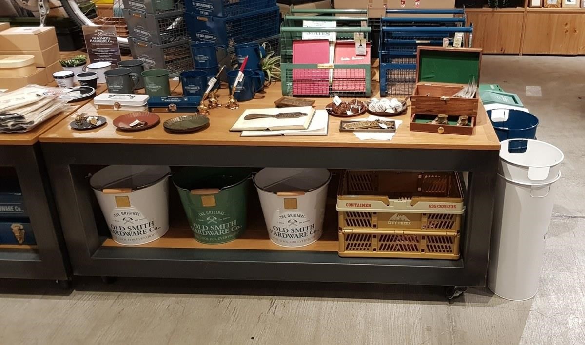 OLD SMITH 的水桶與傘筒。