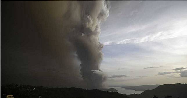 菲律賓火山蒸氣爆發！直衝1000公尺　居民緊急撤離機場關閉