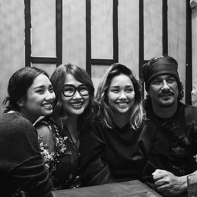 13 Foto Ini Buktikan Anak Anak Titi Dj Tetap Kompak Meski Beda Ayah Mediariau Com