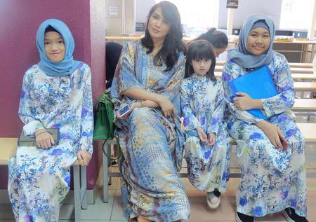 Cantik Cute, Saat Selebritis Kembaran Kaftan Dengan Putri Mereka