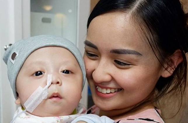 Selain Asri Welas Artis Ini Juga Tegar Saat Mendampingi Anaknya Saat Sakit Nova Line Today