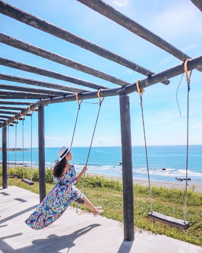 都蘭景點｜都蘭觀海平台，利用漂流木製作的搖搖馬、愛心相框等，都是拍照打卡的好素材，再搭配上海天一色的絕美風景，絕對能為你的都蘭一日遊留下不少美照。