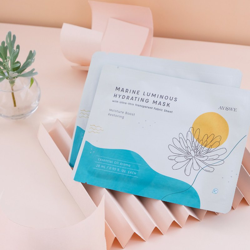 【 加強保濕，一片揮別換季乾燥，適乾性、中性、混合肌膚】嚴選台灣在地純淨成分：馬祖野生海芙蓉，輔以海洋藻類萃取、有機蘆薈及植物精油 搭配有10倍涵水力的棉籽絨布材，輕透親膚，可以隨臉型調整，幫助精華液