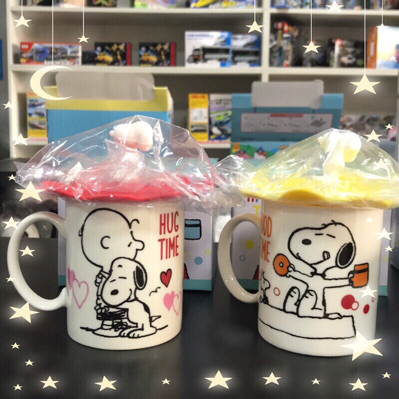 正版授權 #史努比snoopy 品名：史努比立體杯蓋馬克杯 材質：杯-陶瓷，杯蓋-矽膠，PVC 內容物：馬克杯X1，杯蓋X1 尺寸：杯-口徑約8cm /高約9.5cm 杯蓋-直徑約13cm /高約5.