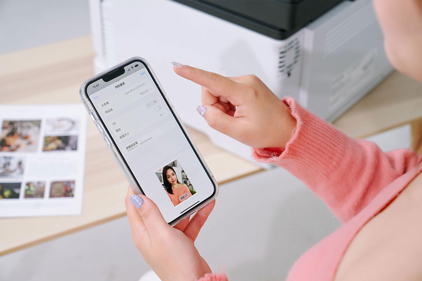 以 iPhone 為例，即可透過內建的 AirPrint 服務連結至 FUJIFILM ApeosPort C2410SD 來列印文件。