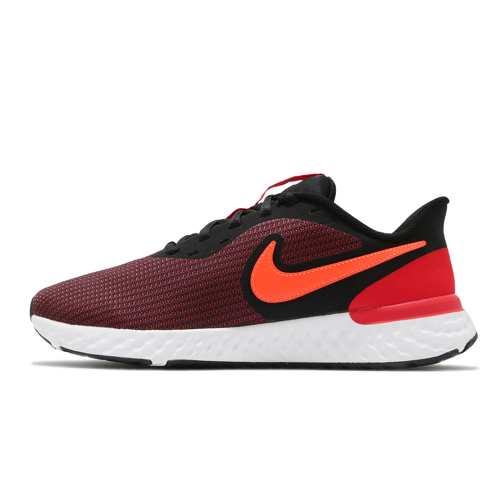 -商品型號：CZ8591-002-商品定價：2100-商品特色：Nike Revolution 5 EXT 為摯愛款式提升品味。採用柔軟泡棉緩震雙足，打造舒適的跑步體驗。輕量網布材質包覆雙足，確保透氣