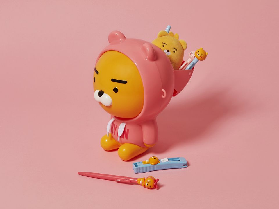 粉色帽t配上萊恩的黃橘膚色，滿滿夏季活力超級亮眼！放在辦公桌上可以收小物，達到既可愛又實用的效果啊！