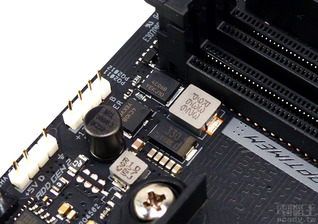 相較於 ATX 雙向供電設計，MOSFET 採用較小的封裝，ROG Strix X570-I Gaming 可能是考量到散熱問題，記憶體 VDD 供電 MOSFET 採用比較大的 SO-8 FL 封裝，上、下橋 MOSFET 分別為 4C10B、4C06B。（MOSFET 封裝較大，與電路板銅箔接觸面積通常也比較大。）