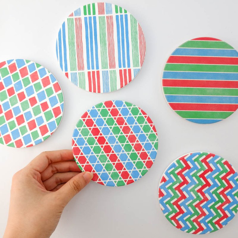 每次桌面上放著冰沁的飲料，一個不經意，紙張、筆記本總被沿著瓶身滴下的水弄得溼答答，普通杯墊、衛生紙總是無法幫你解決問題，真是討厭…