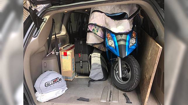 堅持不託運 爸跪後車廂 親自幫兒載機車萬人淚崩 Tvbs Line Today