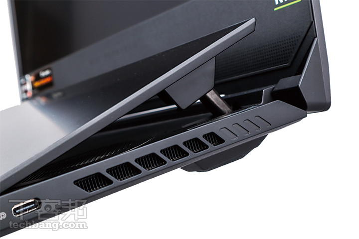 可觸控的第二螢幕連動筆電上蓋，轉軸自動掀起時擁有 13 度仰角，加強進風外也讓副螢幕的觀看、操作體驗更舒適。