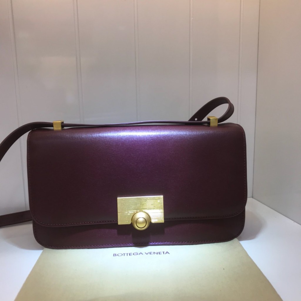 有問題請聊聊賣家 Bottega veneta 新款 出啦 尺寸28*15.5*8cm 牛皮 酒红 黑色 墨綠色 现货