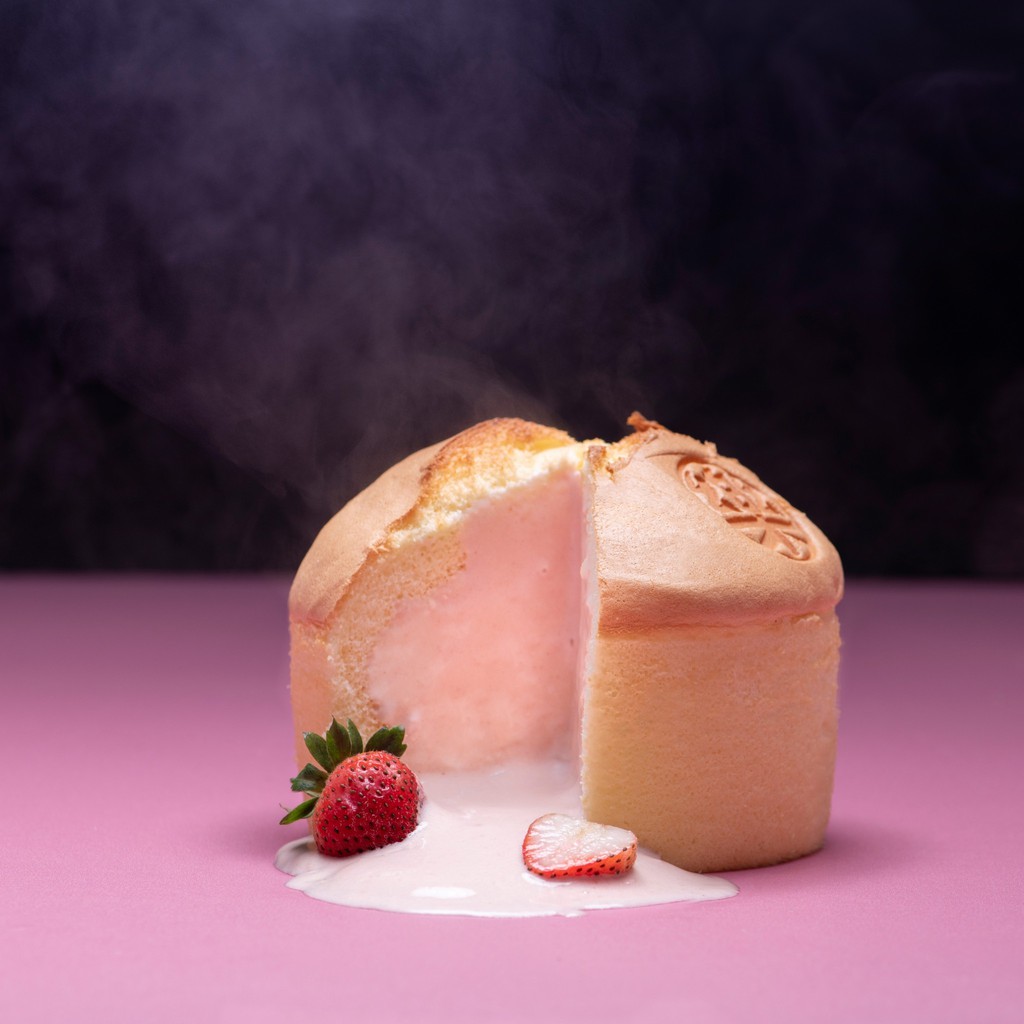 【草莓強勢回歸】 草莓與蜂蜜碰撞的香濃氣味無懈可擊的風味讓你找回初戀的滋味你一定要試試的人氣蛋糕！！！品牌: 樂樂甜點規格：約15x12cm重量：320公克保存期限: 冷凍10天，解凍後請於2天內食用