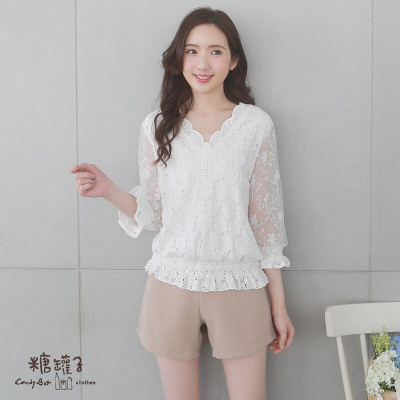 ★五折價$450★糖罐子前v領造型洞洞花蕾絲拼接網紗袖下擺縮口上衣→白 預購【E55692】