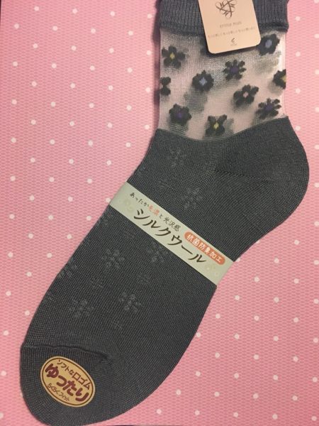 【京之物語】日本製半透明彩色小花(可搭配涼鞋 娃娃鞋 布鞋)女性短襪(灰色/黑色)