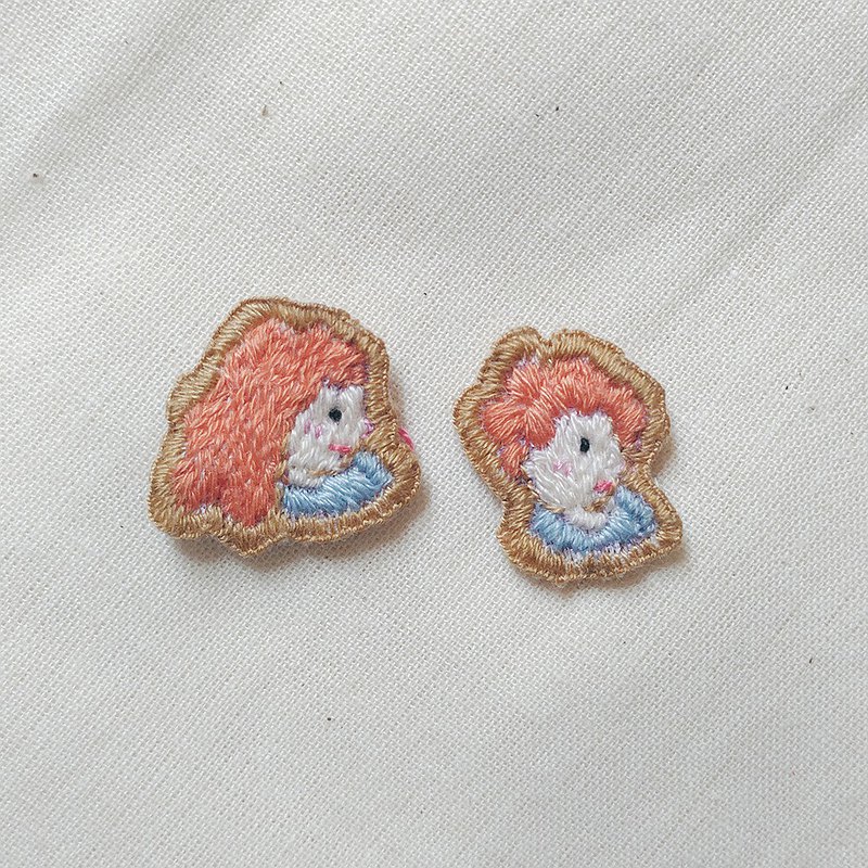 小小的一顆，一針一線的縫製； 可作小飾物，扣於衣物或包包都很適合 ?