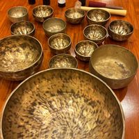 敲董頌缽