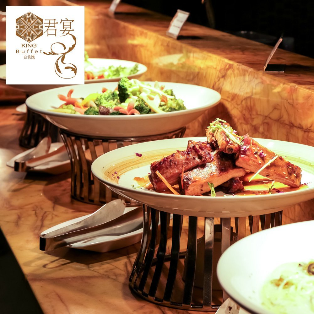 君宴 King Buffet,以親民價格提供中式、日式、美式、義式、窯烤...等奢華多元料理-特聘國寶、五星藍帶主廚，烹調世界美食藝術料理，超人氣食材全面升級，法式手作甜點區，更是一大亮點！