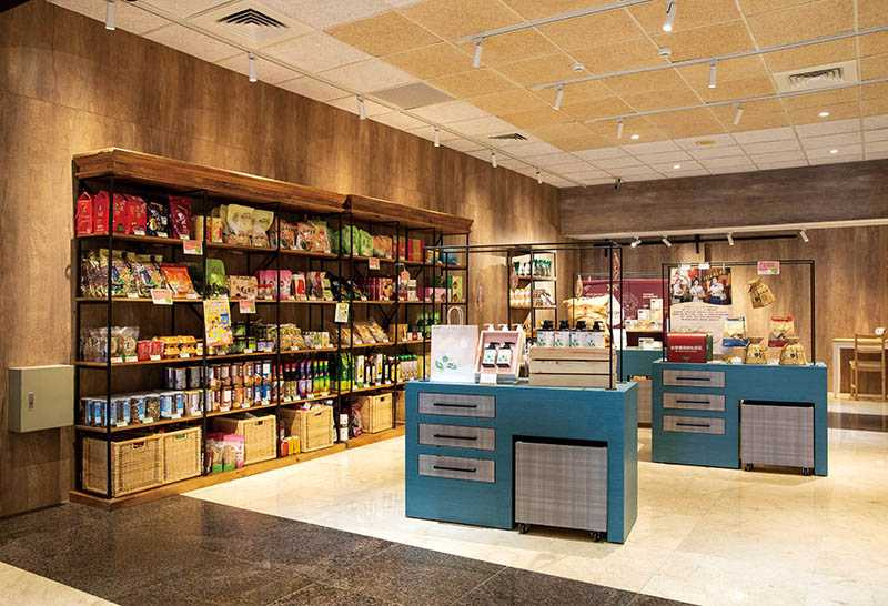 麻豆區農會生鮮超市改裝後，換上清爽明亮的木質調性，打破一般人的既定印象。（圖／宋岱融攝）