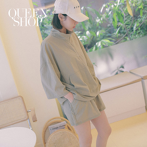 Made in Korea 滑面材質 寬鬆版型 腰部彈性鬆緊設計 隨性搭配球鞋 簡單率性又好看