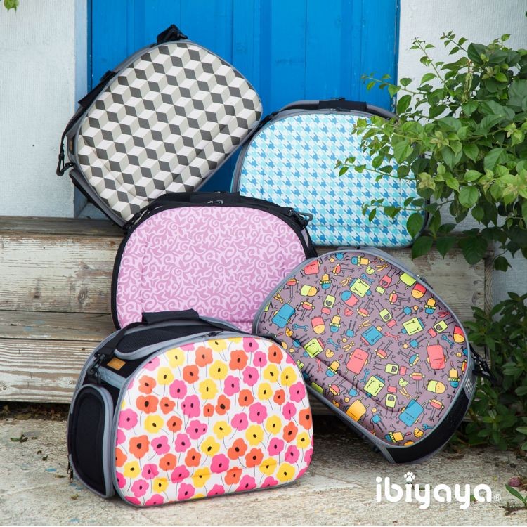 【ibiyaya依比呀呀】新輕巧摺疊寵物提包 〔預購〕【馬吉家族】 共五款 ◆使用ＥＶＡ材質，特殊壓模設計，硬挺不塌陷 ◆材質輕巧兼具保護緩衝作用，比一般軟式外出包更穩固 ◆可折疊設計，輕鬆攜帶，收納
