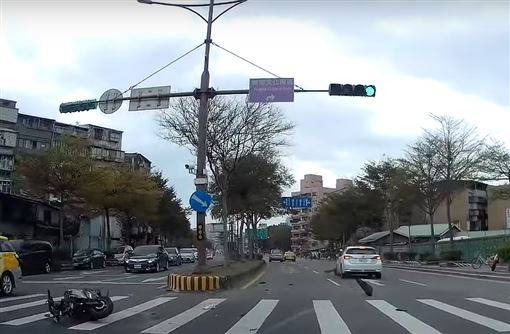 最新科技？無人機車撞百萬轎車剩骨架