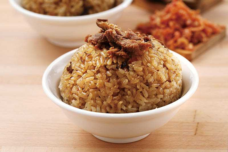 「雙月油飯」的米粒飽滿Q彈、入口香爽，是店內的人氣商品。（35元）（圖／于魯光攝）