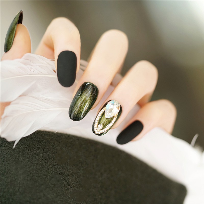 商城因配合蝦皮政策走物流配送超商，除周日物流不收貨無法出貨外，其餘下單24小時內會出貨喔 美甲工具：材質：ABS樹脂規格：24片/盒配件:24小粒果凍背膠+膠水+酒精擦拭片貨源：公司貨產地：中國保存期