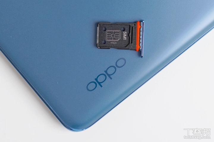 SIM 卡槽為雙 nano SIM 卡槽設計，不支援 micro SD 卡擴充。