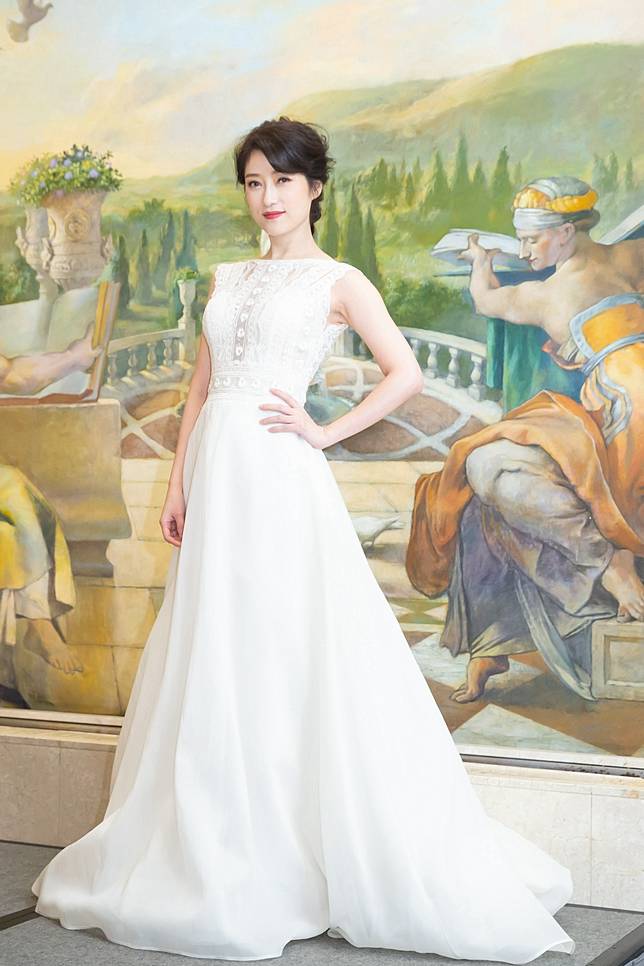 李婭莎穿著裸背白紗，打趣稱這樣以後結婚穿白紗就沒驚喜。記者季相儒／攝影