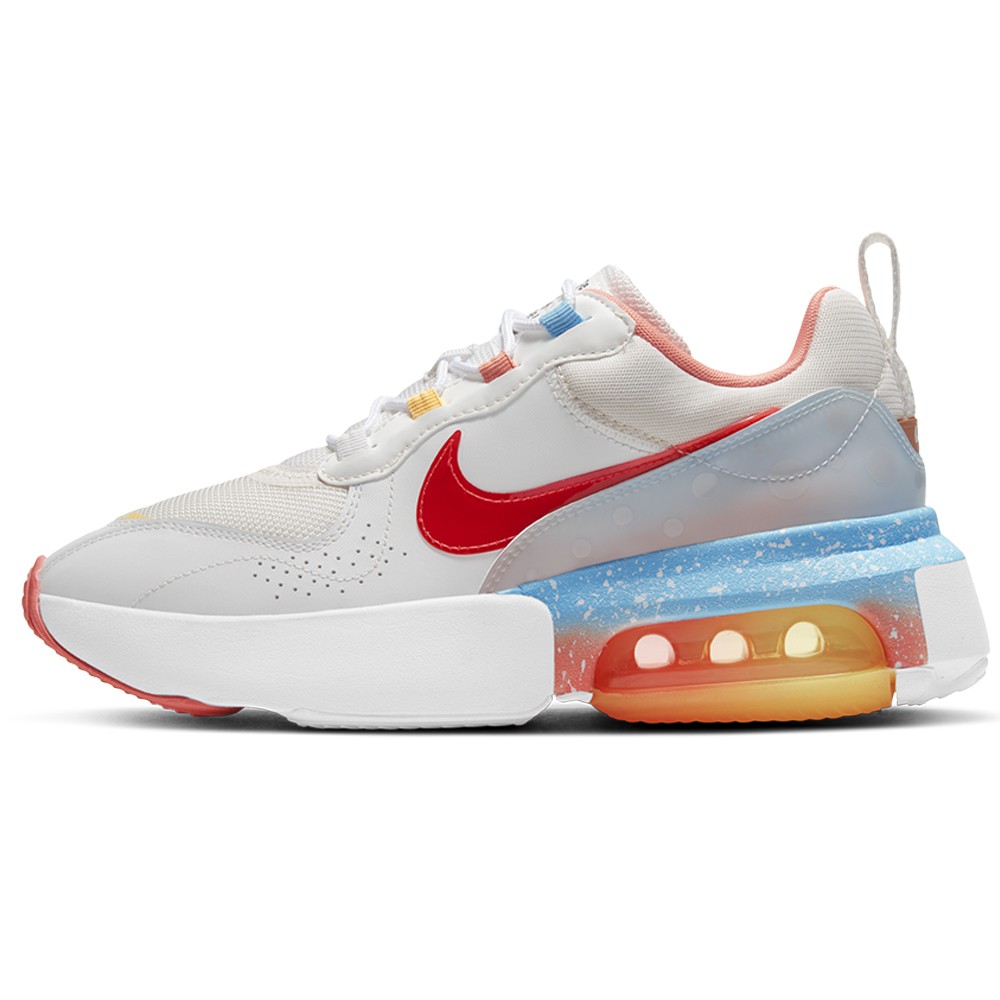 下一站：飛上枝頭你的風格應像你的夢想般高飛。讓 Nike Air Max Verona 女子運動鞋助你飛上枝頭。創作靈感源於天燈，漸變色彩象徵黃昏的天際，透氣紡織物料鞋面猶如把天空踩在腳下。可在右鞋舌