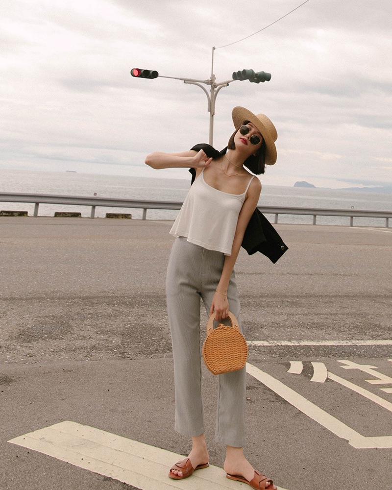 後鬆緊/有口袋/全內裡商品長度/長版商品版型/適中商品厚薄/適中商品彈性/無*深色布料因穿著時接觸人體溫度及洗滌後有脫色及染劑移染狀況，第一次下水脫色為正常現象。保養方式：此款布料特性，建議手洗並速脫