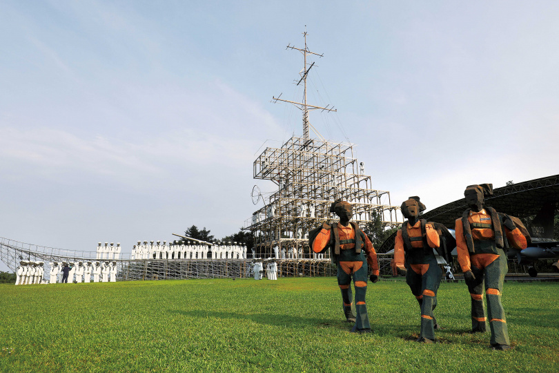 「朱銘美術館」戶外園區是全台最大的戶外美術館，圖為雕塑作品《人間系列──三軍》。（攝影／于魯光）