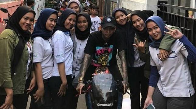 Naik Kawasaki Ninja Dan Dikelilingi Cewek Young Lex Sindir Fenomena Ini Suara Com Line Today