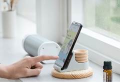 逗扣手機架擴香台-麋鹿先生。擴散香氛的手機座，手機可橫放、直立，亦可收放名片，挑選一款自己喜愛的香氛精油，讓原木毛孔充分吸收再擴散香氣，享受一人獨處時光。售價550元、特價440元。(圖/台隆手創館)