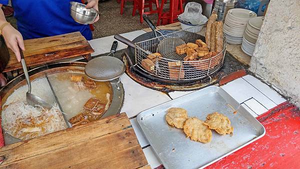 【台北美食】油飯米粉湯豬血湯炸豆腐-20元油飯20元米粉湯，隱藏在巷弄裡的超便宜隱藏版美食