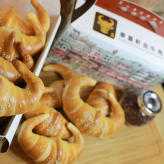 【小蜜蜂飛高糕】金牛角* 年節伴手禮限定｜原味牛角禮盒 10入/盒 ｜三峽康喜軒。人氣店家小蜜蜂飛高糕的有最棒的商品。快到日本NO.1的Rakuten樂天市場的安全環境中盡情網路購物，使用樂天信用卡選