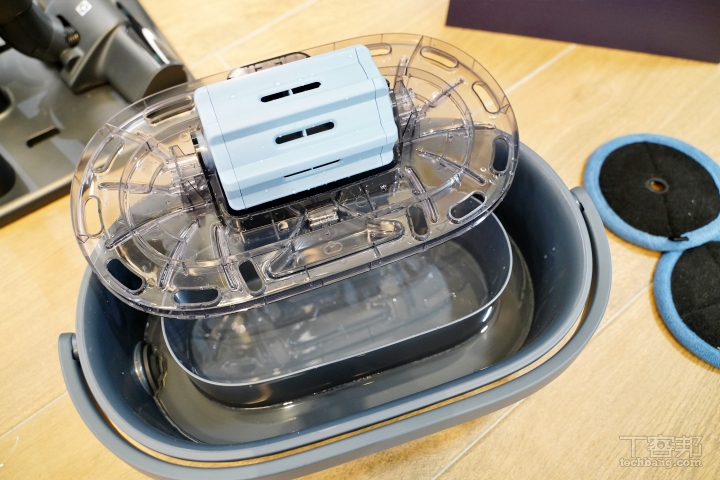 伊萊克斯推出超輕量極適家居 700 無線濕拖吸塵器，不到 2 公斤、髒水可自動分離