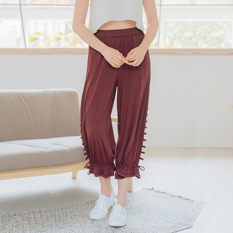 【簡介】 雙側鏤空設計，沁心透氣 雙側口袋 ，收納小物 褲管拉繩兩穿設計，束口 / 寬管隨心自由穿搭【材質】91% Nylon + 9% Elastane【尺寸表】請參考尺寸表。【售後服務】✨賣場內之