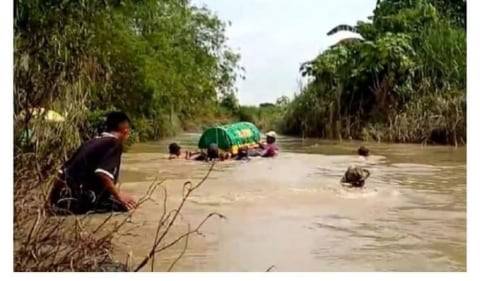 Viral Warga Bawa Keranda Jenazah, Terabas Derasnya Arus Sungai di Gresik (1)