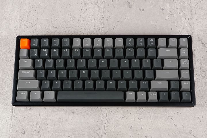 Keychron K2 共有 84 個按鍵，雖然也是一把藍牙無線鍵盤，但外型與 K1 截然不同，更傾向於傳統機械鍵盤形式。