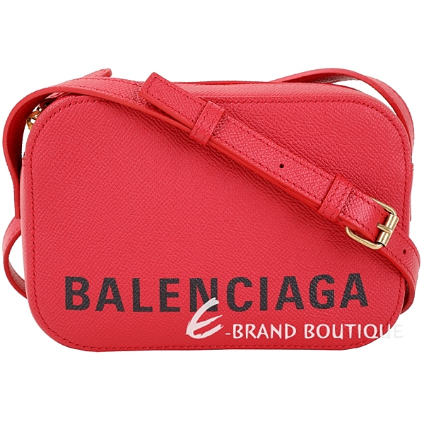 ◆極簡利落之美全場焦點 ◆包身明確訴說身份象徵 ◆時髦摩登晉身網紅包款