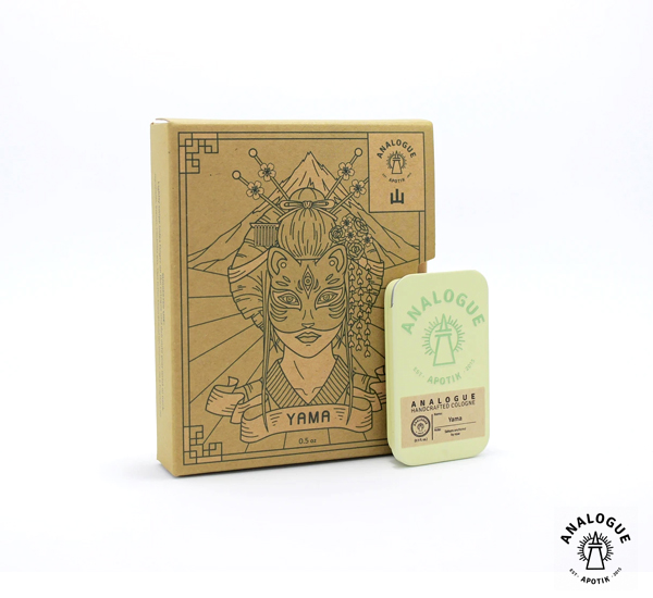 前味注入庭園玫瑰及桂花中味以櫻花、薰衣草、綠茶表現後味則以麝香融合表現清新花草底韻男女均適合不含酒精可輕鬆攜帶並通過安檢復古滑蓋包裝、手工製作指尖取出微量後塗抹耳後、手腕等脈搏位置單次可散發約四小時香