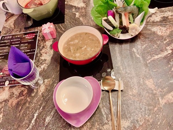 「台北民生社區美食」閨蜜情侶家庭聚會公司聚餐最佳安心健康美味網美餐廳首選-有機之星五星認證餐廳「喜園涮涮鍋民生浪漫店」直擊分享