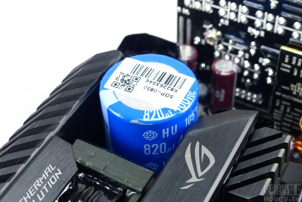 大電容選用 820μf 容量規格，相對應的 FOCUS PLUS Platinum 850W 僅有 650μf，可以期待 ROG Thor 850P 提供更長的保持時間