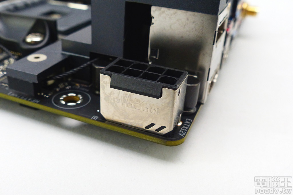 處理器 +12V 供電採用 EPS 8pin 插座，均為實心針腳，外部包覆金屬層並焊入電路板加強固定。由於版型限制的關係，這片 ROG Strix X570-I Gaming 於此處並沒有安排濾波電感。